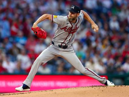 Los Bravos de Atlanta anuncian la historia de Chris Sale en la MLB durante el partido contra los Phillies.