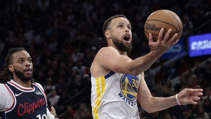 Stephen Curry evita una lesión tras una torcedura de tobillo que se hizo viral con zapatillas Kobe.