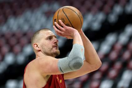 La estrella de los Denver Nuggets, Nikola Jokic, está a punto de hacer historia en la NBA contra los Timberwolves.