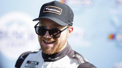 Tyler Reddick gana la pole position en Kansas y marca el ritmo para la AdventHealth 400.