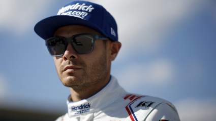 Kyle Larson hace historia en Kansas, incluso al quedar en segundo lugar.