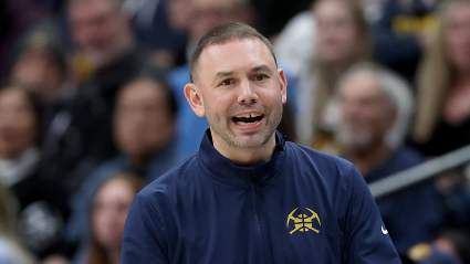 David Adelman critica duramente a Jaden McDaniels por sus comentarios sobre la defensa de los Nuggets.