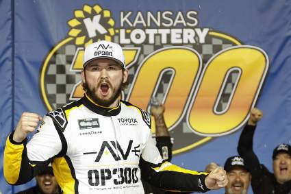 NASCAR: La carrera en Kansas Speedway se les escapa de las manos a sus rivales cuando Taylor Gray ataca.