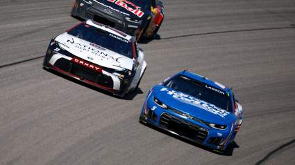 Denny Hamlin advierte a Kyle Larson sobre su traslado a Kansas.