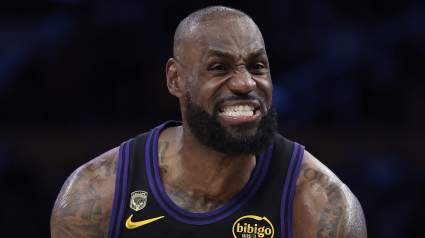 LeBron James revela sorprendentes noticias sobre su lesión antes del quinto partido entre los Lakers y los Rockets.