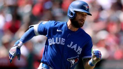 Nathan Lukes abandona el partido por lesión con los Blue Jays.