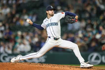 El relevista estrella de los Seattle Mariners abandona el partido tras dos lanzamientos.