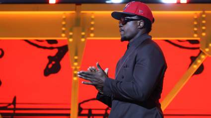 El jugador elegido por los Buccaneers en la primera ronda del draft recibe grandes elogios del gerente general de un equipo rival de la NFL.
