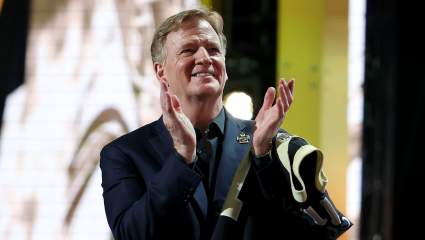 Los Browns seleccionan al mejor mariscal de campo en un video simulado del Draft de la NFL.