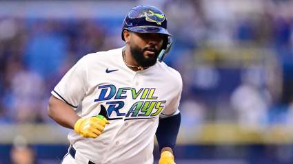 La superestrella de los Tampa Bay Rays recibe un pelotazo en la cara y abandona el partido el martes.
