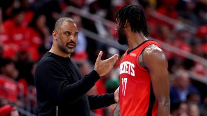 El entrenador de los Rockets critica públicamente a sus propios jugadores tras la derrota contra los Lakers.