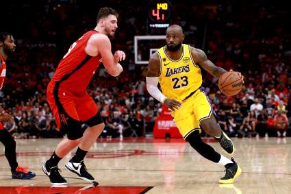LeBron insultó a Alperen Sengun por ser "blando" en un momento de tensión.