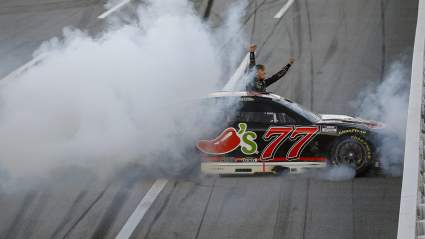 Carson Hocevar, una celebración de victoria sin precedentes en NASCAR y un futuro brillante.