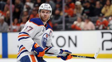 Connor McDavid hace historia en la victoria de los Oilers en el quinto partido.