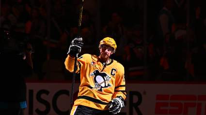Sidney Crosby busca liderar a los Penguins en una remontada en los playoffs contra los Flyers.