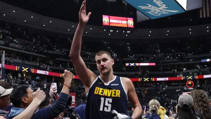 Nikola Jokic hace historia en la victoria de los Nuggets sobre los Timberwolves en el quinto partido.