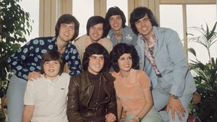 Marie Osmond rinde homenaje a su difunto hermano Alan Osmond tras su fallecimiento.