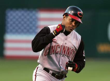 Los Rojos de Cincinnati envían un mensaje a la leyenda de la MLB, Barry Larkin.