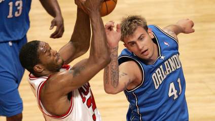 Un ex pívot de los Magic arremete contra la comunidad LGBT y elogia a los hermanos Tate.