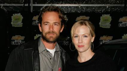 Jennie Garth revela una sorprendente verdad sobre su relación con su coprotagonista de '90210', Luke Perry.