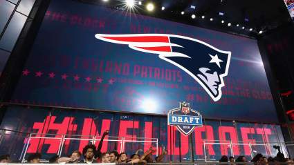 Un experto en el Draft de la NFL predice que los Patriots abordarán numerosas necesidades de su plantilla en su último simulacro de draft de 7 rondas.