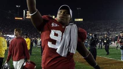 Ex campeón nacional de Alabama se declara culpable en un impactante caso de suplantación de identidad de un jugador de la NFL.