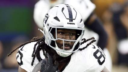 Los Raiders firman un contrato de un año con el veterano ala cerrada de los Panthers.