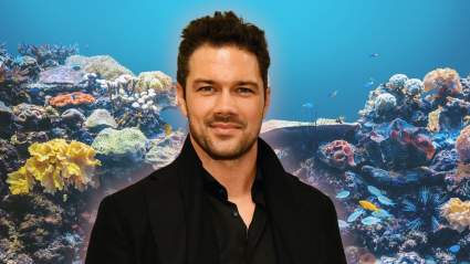 Ryan Paevey entabla valientemente amistad con una peligrosa "pequeña criatura" mientras practica surf.