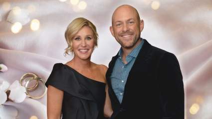 Jenny y Dave Marrs rememoran su boda mientras celebran su 21.º aniversario.