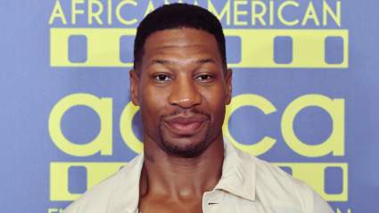Jonathan Majors cae desde 1,8 metros de altura a través de una ventana de cristal en un aterrador accidente durante el rodaje: VIDEO