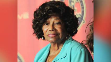La hermosa madre de Michael Jackson, Katherine Jackson, de 95 años, posa para una FOTO poco común con un actor de primera línea.
