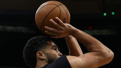Jayson Tatum admite estar lesionado tras la contundente victoria de los Celtics en el primer partido.