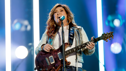Jo Dee Messina y Ashley Cooke hacen reír a los fans con un momento inesperado en el Grand Ole Opry.