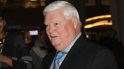 Joe Bowen se despide emotivamente de los aficionados de los Leafs tras su último partido en casa.