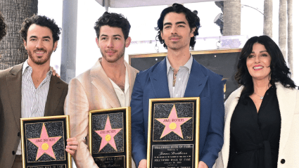Los Jonas Brothers comparten novedades sobre su madre tras sufrir un derrame cerebral.