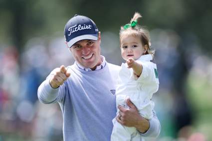 Justin Thomas desata rumores de apuestas con un hoyo en uno en el concurso de par 3 del Masters.
