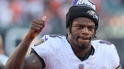 El mariscal de campo de los Ravens, Lamar Jackson, realiza una sorprendente jugada para dar inicio a los entrenamientos voluntarios.