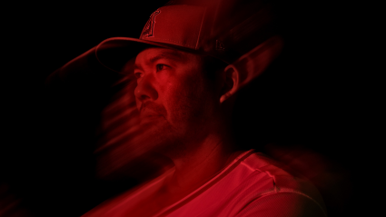 El mánager de los Angels culpa al lanzador de los Braves por la pelea con el bateador estrella.