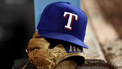 Los Rangers mantienen en la organización al relevista de la Serie Mundial.