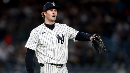 El lanzador estrella de los Yankees recibe amenazas antes del inicio del partido de los Red Sox.