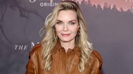 Michelle Pfeiffer, de 67 años, deslumbra con un atrevido look tras bambalinas para su nuevo papel.