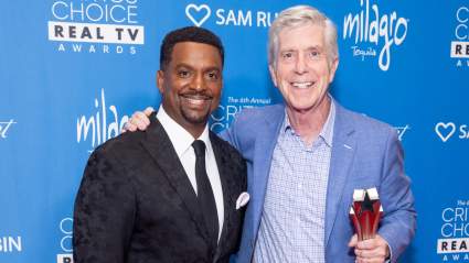 El ex presentador de “Dancing with the Stars”, Tom Bergeron, recibe un significativo regalo del set.