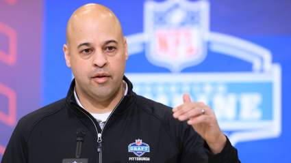 Un informante de los Steelers predice que un receptor abierto será mejor que un guardia en la selección número 21.