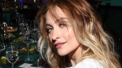 La hija de Michael Jackson, Paris Jackson, luce preciosa con un vestido blanco y botas: FOTO