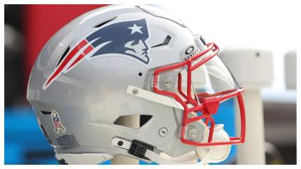 Un exjugador estrella de los Patriots se burla de la afición con una broma viral del Día de los Inocentes.