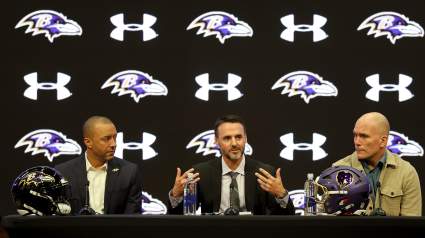 El gerente general de los Ravens revela por qué el equipo no seleccionó a un centro en el draft.