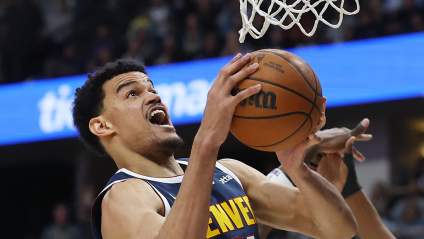 Spencer Jones, de los Nuggets, provoca una fuerte reacción de los aficionados en medio de su actuación en el quinto partido.