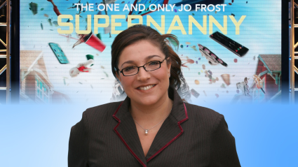 Jo Frost, de 55 años, conocida como 'Supernanny', está irreconocible al lucir un fabuloso cabello gris.
