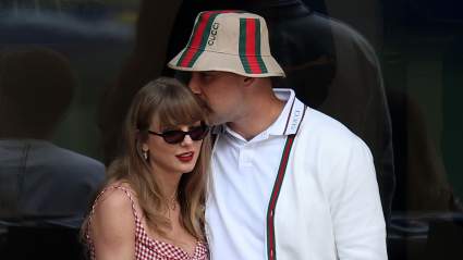 Taylor Swift homenajea a Travis Kelce en Nueva York mientras, según se informa, los preparativos de la boda siguen adelante.