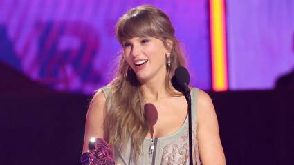 Taylor Swift luce un estilo nupcial en blanco mientras se difunden los rumores sobre su anillo de compromiso.